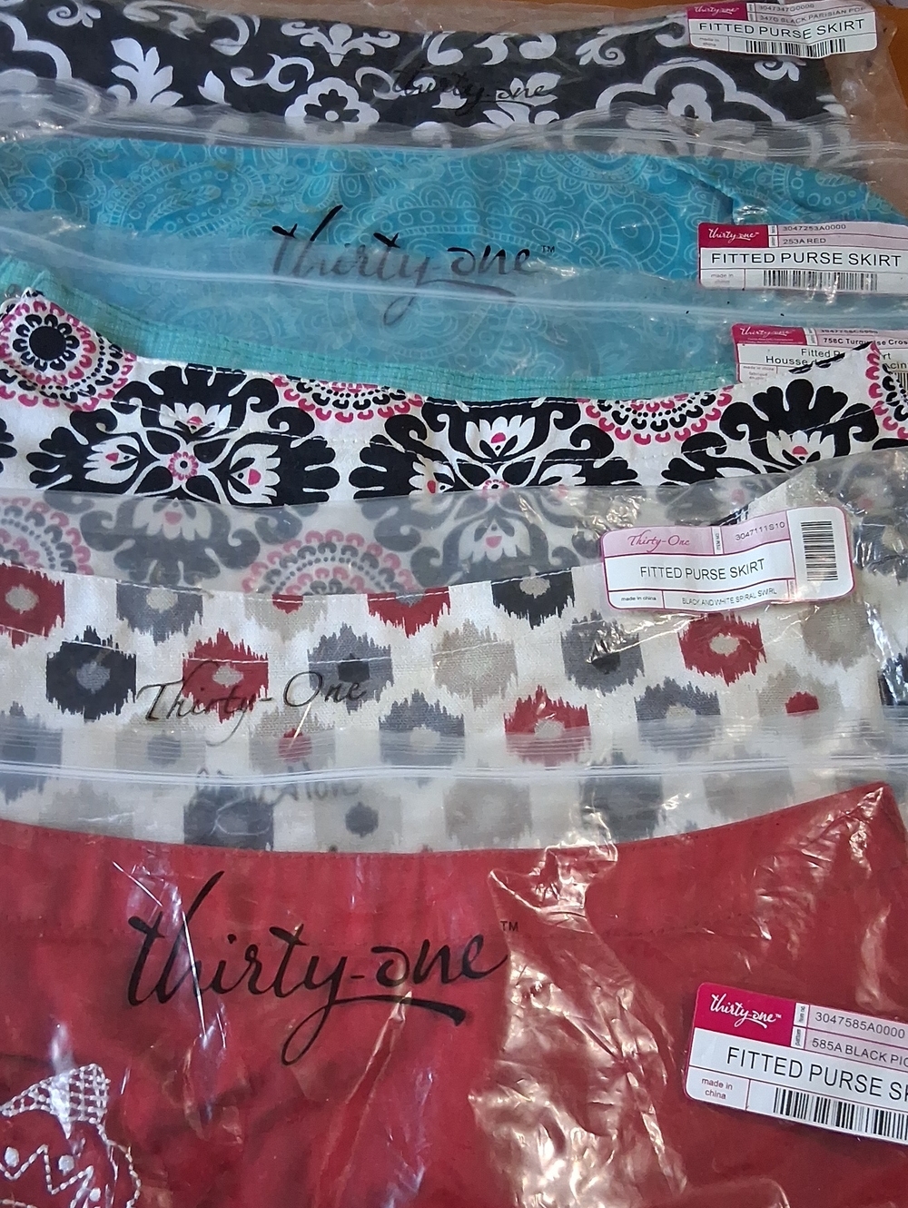 thirty-one Black, Turquoise, Red and Cream Fitted Purse Skirts - Pack